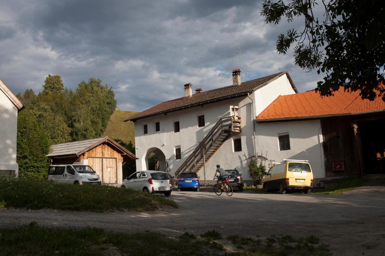 Romedihof Backpacker Hostel Karrosten ภายนอก รูปภาพ
